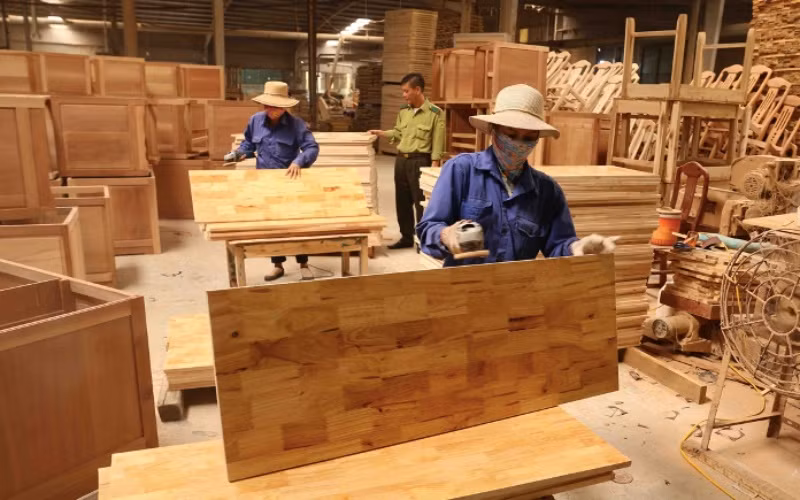 Chế biến gỗ xuất khẩu tại nhà máy của Công ty TNHH Vũ Thịnh (Bắc Giang). (Ảnh: Vũ Sinh)