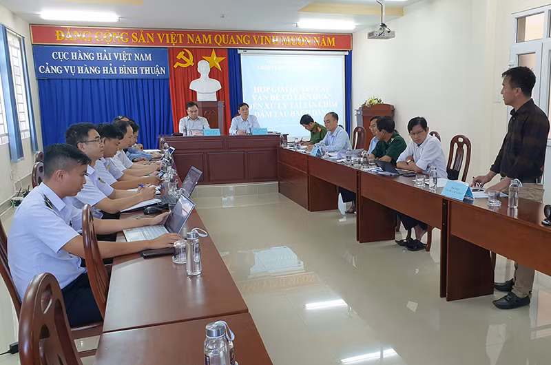 Đại diện lãnh đạo Cục Hàng hải Việt Nam cùng các cơ quan chức năng của tỉnh Bình Thuận nghe đại diện Công ty Trường Tâm trình bày phương án trục vớt tàu Bạch Đằng bị chìm ở vùng biển Mũi Né, TP Phan Thiết.