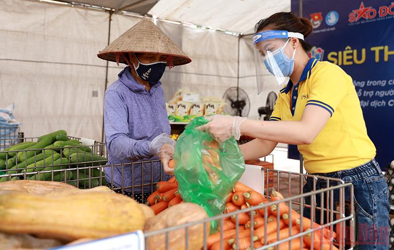 Siêu thị 0 đồng vì người nghèo trong dịch Covid-19 ở Hà Nội (Ảnh: Trần Hải). 10 thành tựu, sự kiện nổi bật về lao động-thương binh và xã hội năm 2021 -0
