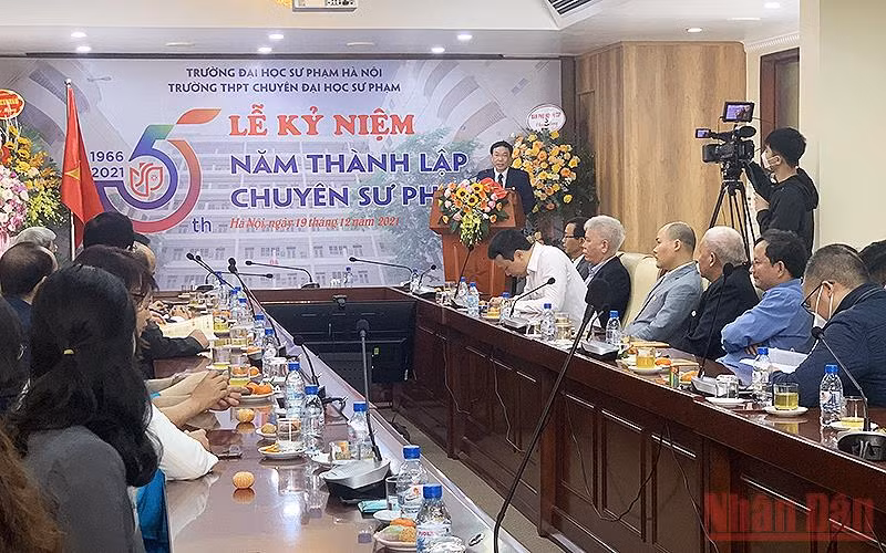 TS Vũ Văn Tiến, Hiệu trưởng Trường Trung học phổ thông Chuyên Đại học Sư phạm, phát biểu ý kiến tại sự kiện.