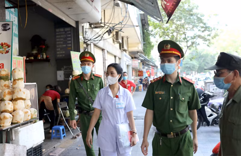 Trước tình hình dịch Covid-19 đang diễn biến hết sức phức tạp và khó lường, ngày 5-5, Chủ tịch UBND TP Hà Nội ban hành Chỉ thị số 11/CT-UBND, yêu cầu tăng cường thực hiện quyết liệt các biện pháp phòng, chống dịch Covid-19 trong tình hình mới.