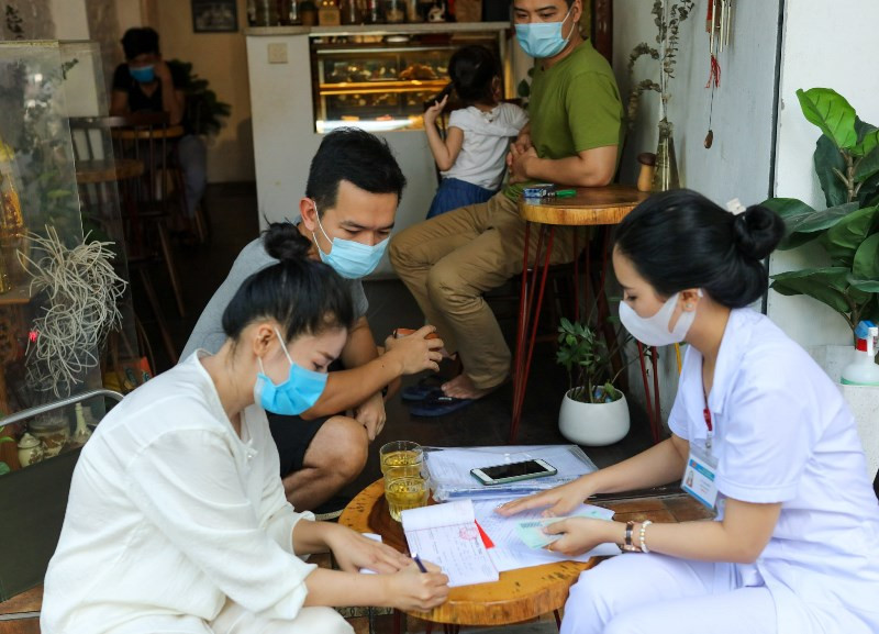 Một chủ cửa hàng kinh doanh cà-phê không đeo khẩu trang trong lúc bán hàng cho khách, bị lượng chức năng phường Hàng Trống (Hoàn Kiếm) xử phạt hai triệu đồng. Hà Nội tăng cường phòng, chống dịch tại các điểm kinh doanh -0