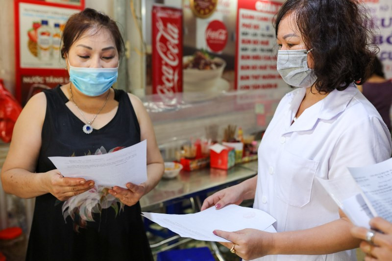 Bên cạnh đó, các hộ kinh doanh ăn uống được tuyên truyền, nhắc nhở và ký biên bản cam kết thực hiện nghiêm các quy định phòng dịch. Hà Nội tăng cường phòng, chống dịch tại các điểm kinh doanh -0