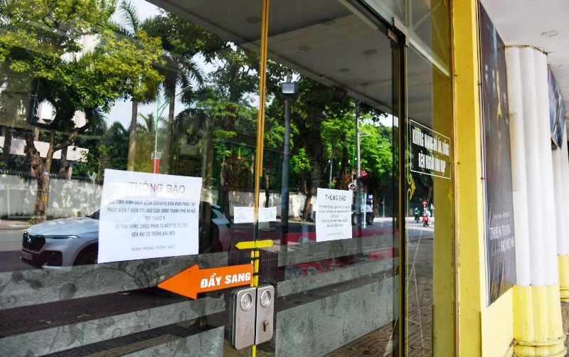 Thông báo tạm dừng hoạt động được dán ở cửa ra vào rạp chiếu phim Tháng Tám. Hà Nội tăng cường phòng, chống dịch tại các điểm kinh doanh -0