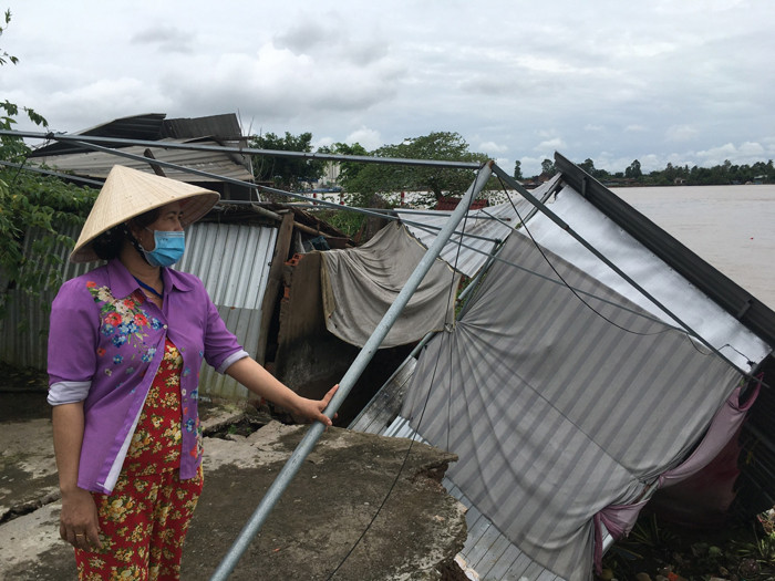 Gia đình bà Hương bị mất nhà, đất sản xuất do sạt lở gây ra. Xóm nhỏ ven cồn Phú Đa mong có chỗ ở ổn định -0