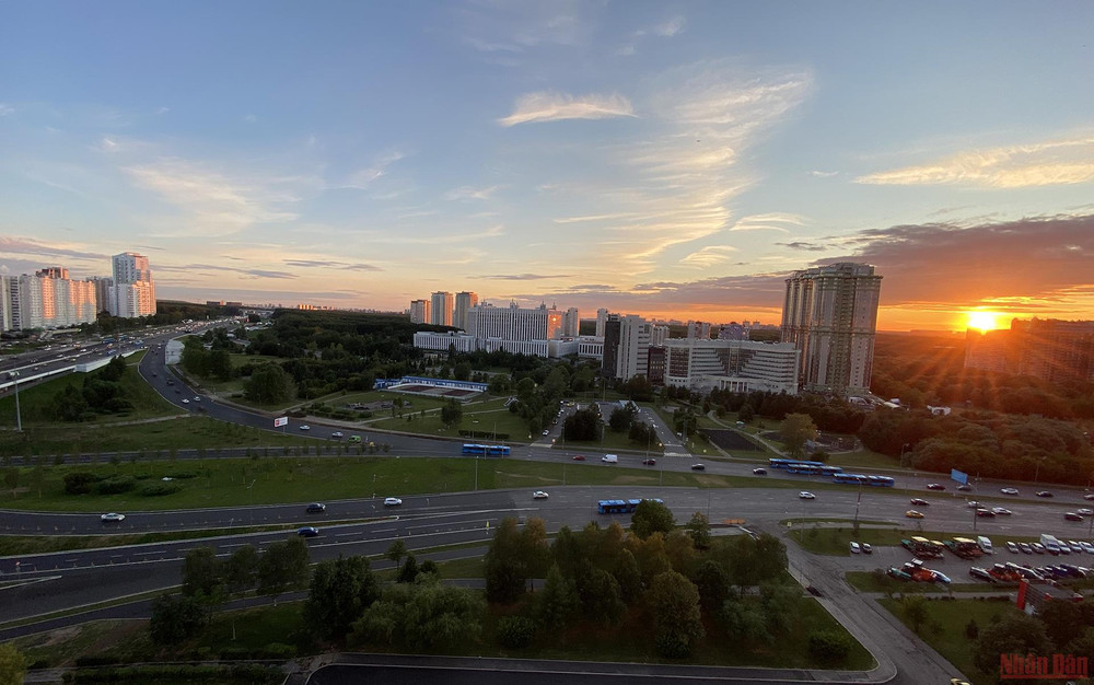 Tại Moscow, thời gian lý tưởng để ngắm hoàng hôn là vào 21 giờ hằng ngày. Army Games 2021: Đoàn Việt Nam luyện tập duy trì thể trạng tốt trong những ngày cách ly -0