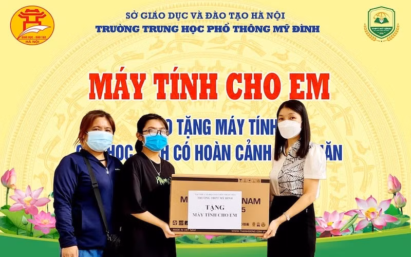 Trường THPT Mỹ Đình (quận Nam Từ Liêm, Hà Nội) trao tặng máy tính cho học sinh.