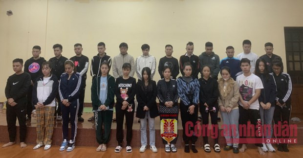 Các đối tượng tại thời điểm bị triệu tập về Cơ quan Công an. (Nguồn: cand.com.vn) Triệt phá đường dây đánh bạc 30 nghìn tỷ đồng do Hà Miên cầm đầu -0