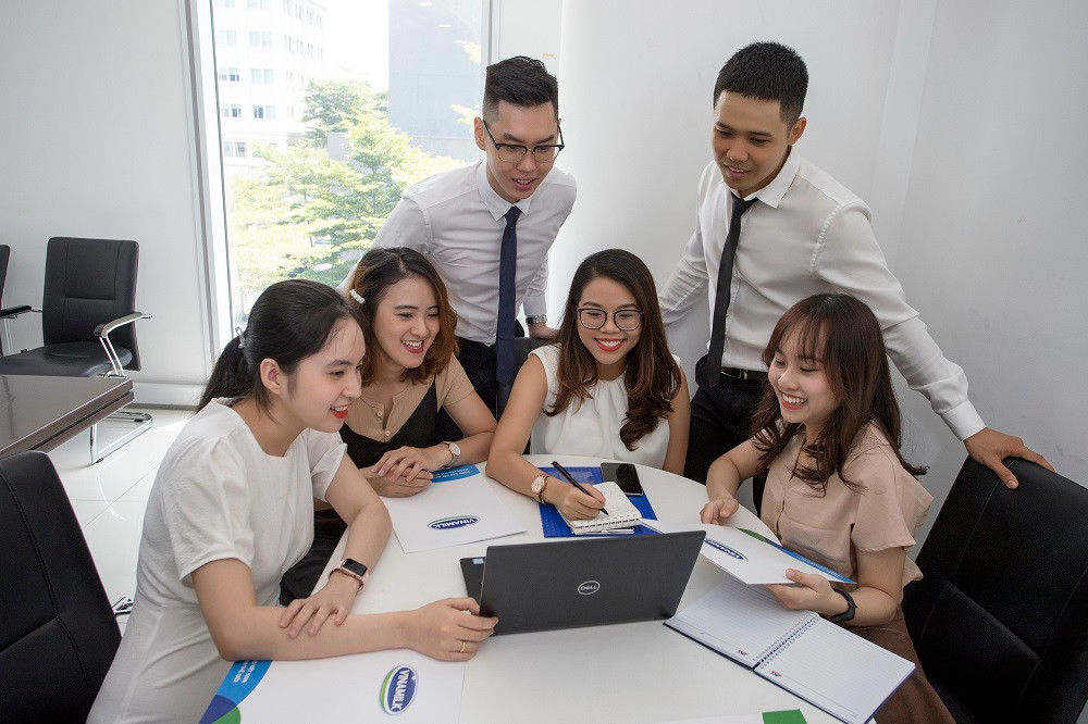 Vinamilk thu hút đội ngũ nhân sự trẻ nhờ môi trường làm việc tốt và thông qua các chương trình như Quản trị viên tập sự. Vinamilk giữ vững phong độ ba năm liền là nơi làm việc tốt nhất Việt Nam -0