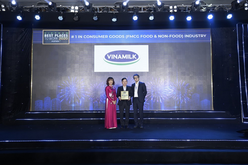 Vinamilk còn dẫn đầu hai bảng xếp hạng khác là “Top 50 Doanh nghiệp Việt có thương hiệu nhà tuyển dụng hấp dẫn” và “Nơi làm việc tốt nhất trong ngành hàng tiêu dùng nhanh”. Vinamilk giữ vững phong độ ba năm liền là nơi làm việc tốt nhất Việt Nam -0