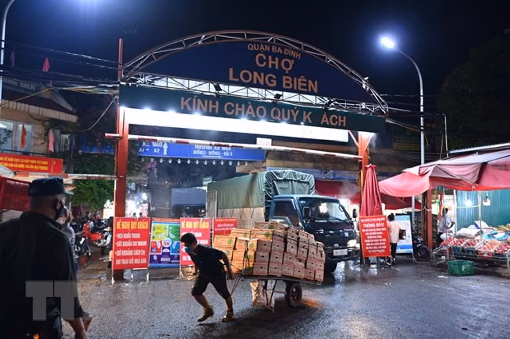 Lấy mẫu xét nghiệm Covid-19 cho tiểu thương chợ Long Biên trong đêm -0