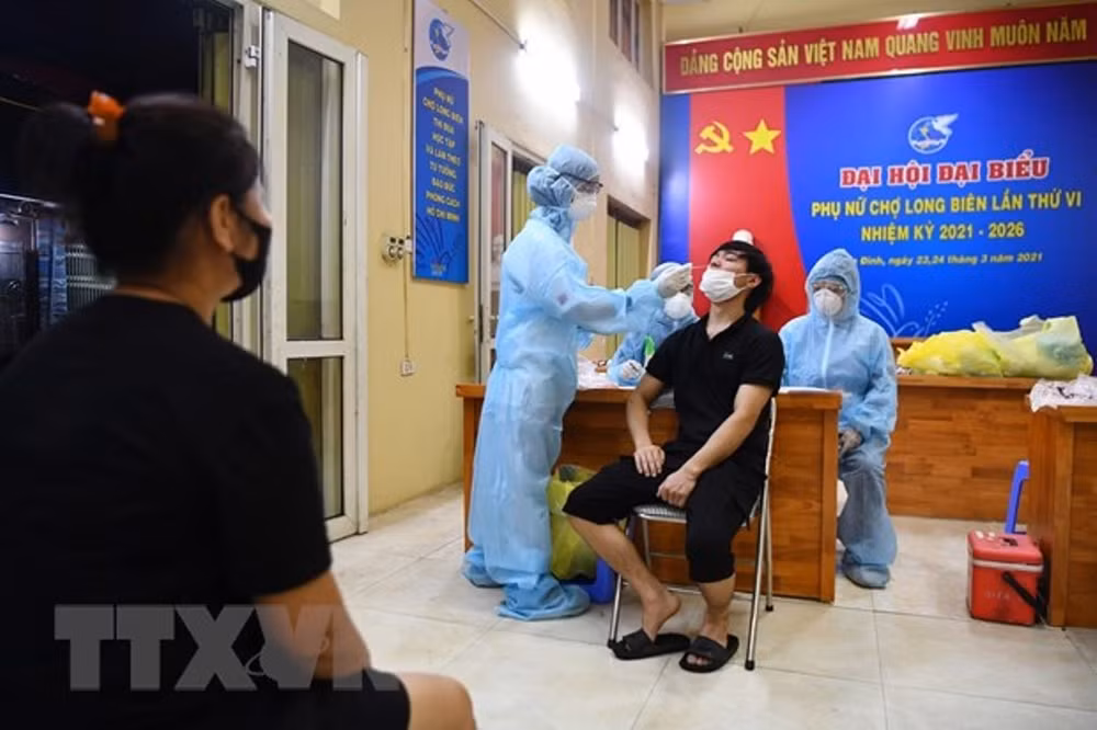 Lấy mẫu xét nghiệm Covid-19 cho tiểu thương chợ Long Biên trong đêm -0