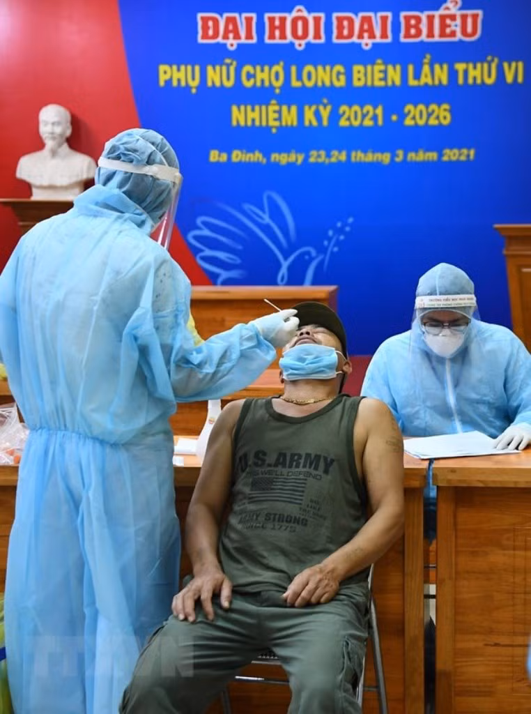 Lấy mẫu xét nghiệm Covid-19 cho tiểu thương chợ Long Biên trong đêm -0