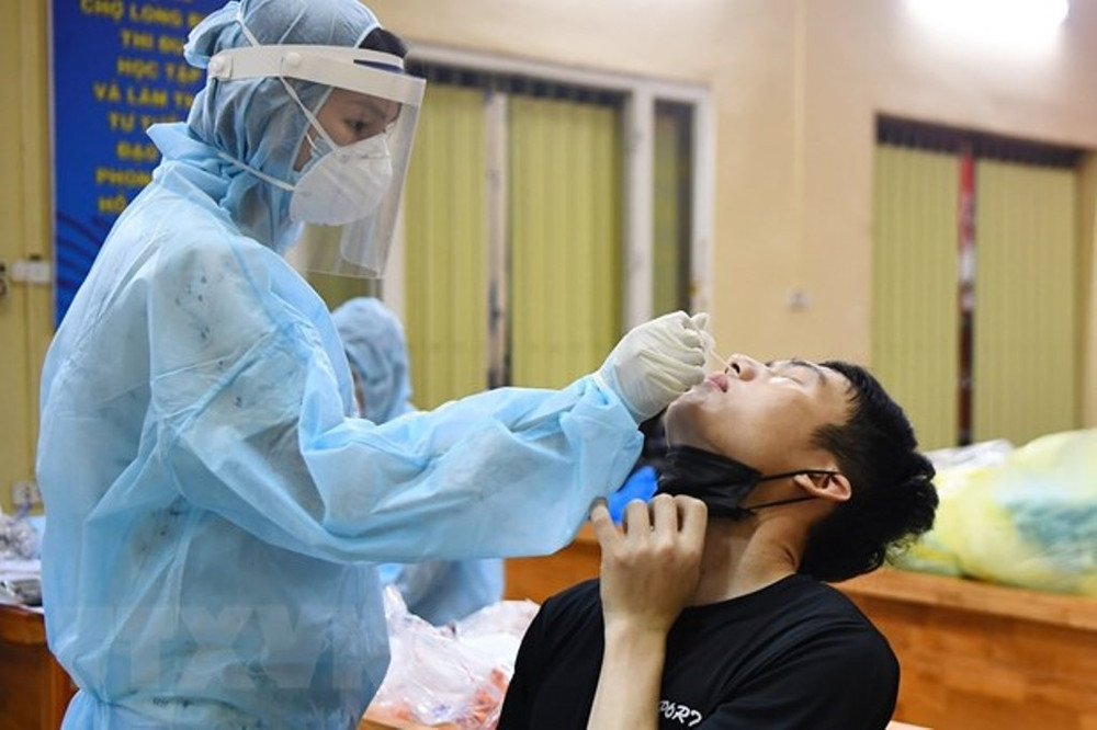 Lấy mẫu xét nghiệm Covid-19 cho tiểu thương chợ Long Biên trong đêm