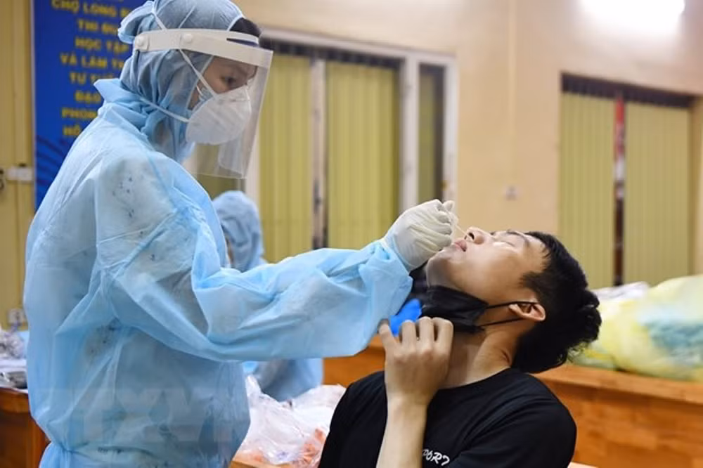 Lấy mẫu xét nghiệm Covid-19 cho tiểu thương chợ Long Biên trong đêm