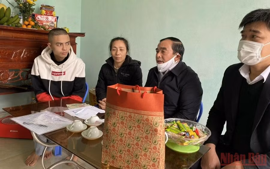 Thăm, tặng quà tân binh huyện Vũ Thư, tỉnh Thái Bình lên đường nhập ngũ.