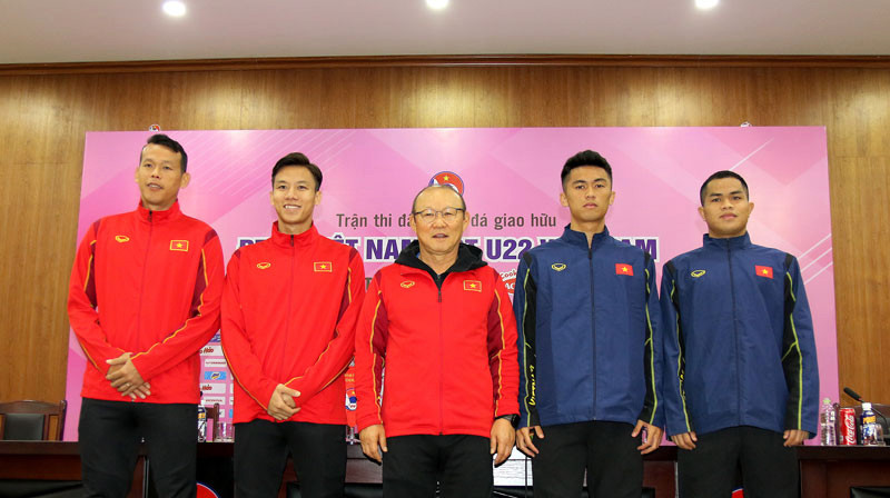 HLV Park cùng các đại diện ĐTQG và ĐT U22 QG. HLV Park Hang Seo: “Bóng đá có nhiều biến số, ĐT U22 Quốc gia có thể thắng ĐTQG” -0