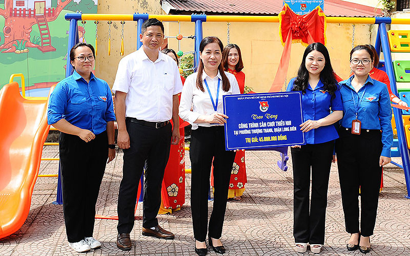 Bí thư Thành đoàn Hà Nội Chu Hồng Minh (thứ 2 từ phải sang) bàn giao công trình “Sân chơi thiếu nhi” tặng phường Thượng Thanh (quận Long Biên). Đưa nhạc cụ dân tộc đến các trường trung học phổ thông ở Thủ đô -0