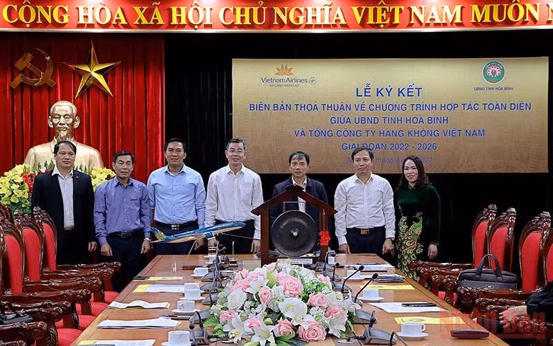 Đồng chí Ngô Văn Tuấn, Ủy viên Trung ương Đảng, Bí thư Tỉnh ủy Hòa Bình (giữa) cùng các đồng chí lãnh đạo tỉnh tại Lễ ký kết thỏa thuận hợp tác.