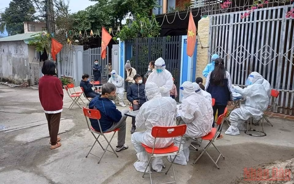 Cán bộ y tế lấy mẫu xét nghiệm cho người dân tổ 11C, phường Đức Xuân, thành phố Bắc Kạn. 