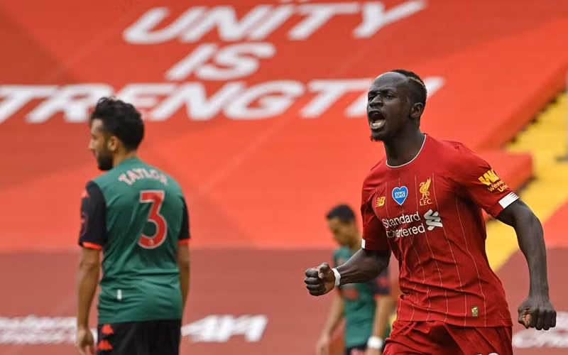 Mane (áo đỏ) mở tỷ số cho Liverpool.