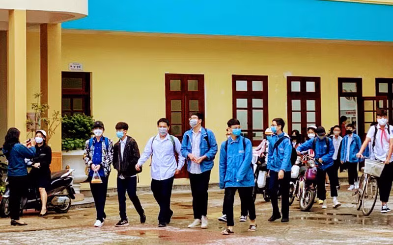 Học sinh trở lại trường học.