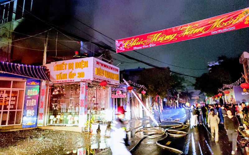 Vụ cháy đã được khống chế, may mắn không có thiệt hại về người. Cháy tại cửa hàng thiết bị điện tại Hải Phòng -0