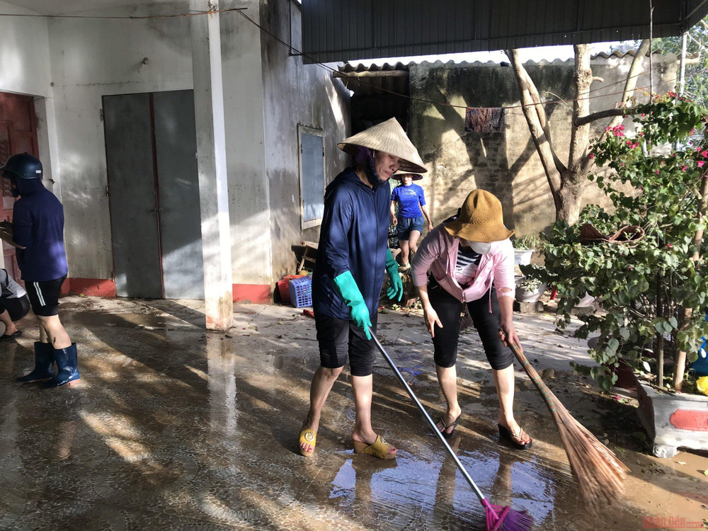 Sân vườn nhà là nơi đầu tiên được dọn dẹp vệ sinh. Hà Tĩnh chủ động khắc phục thiệt hại bão lũ -0