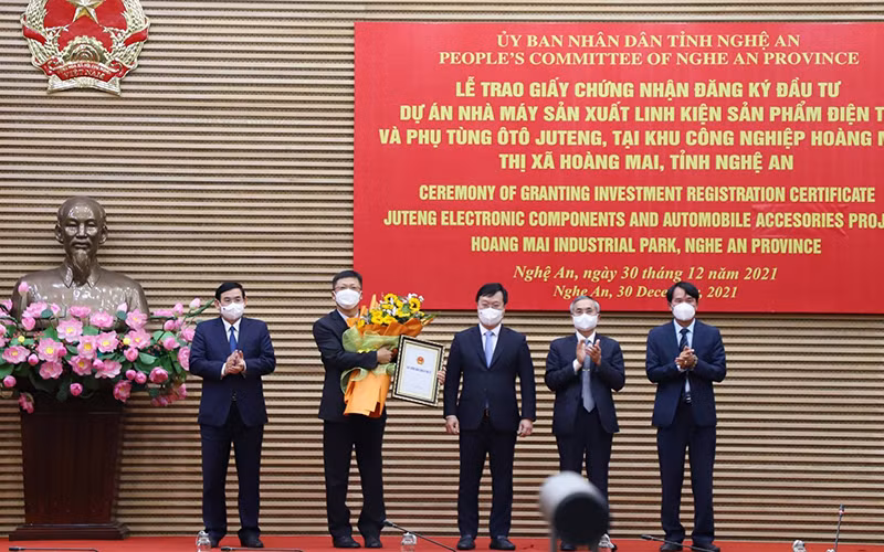 Trao Giấy chứng nhận đăng ký đầu tư cho đại diện Tập đoàn Ju Teng. 