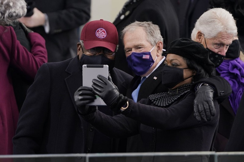 Cựu Tổng thống George Bush chụp ảnh cùng khách mời của sự kiện này. (Ảnh: AP) Ảnh -0