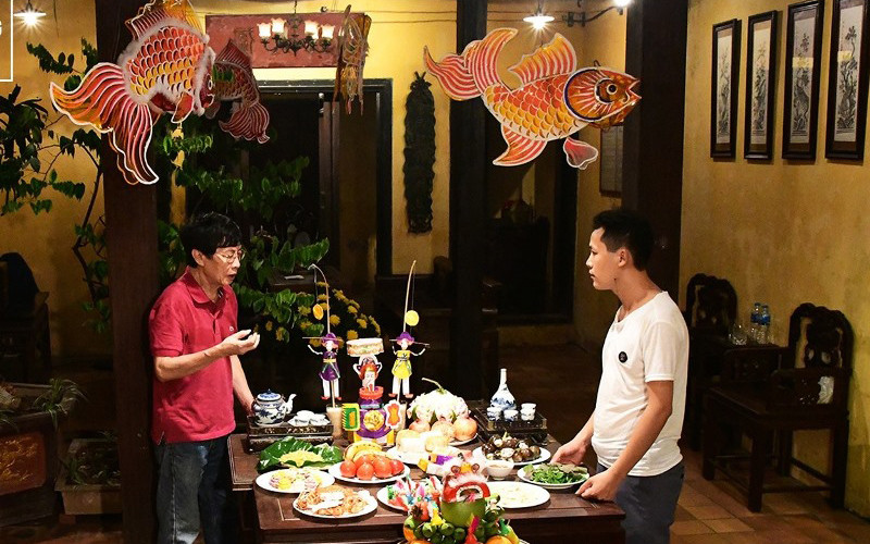 Các nghệ nhân chuẩn bị mâm cỗ Trung thu Ngôi nhà Di sản trong phố cổ. Bạn đã chọn được nơi trải nghiệm Trung thu năm nay? -0