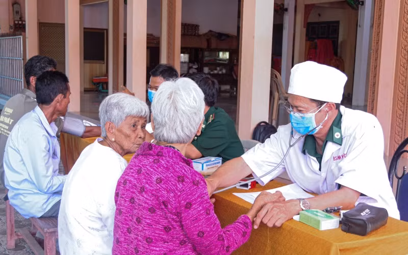 Quân y BĐBP khám bệnh, cấp thuốc cho người già neo đơn.