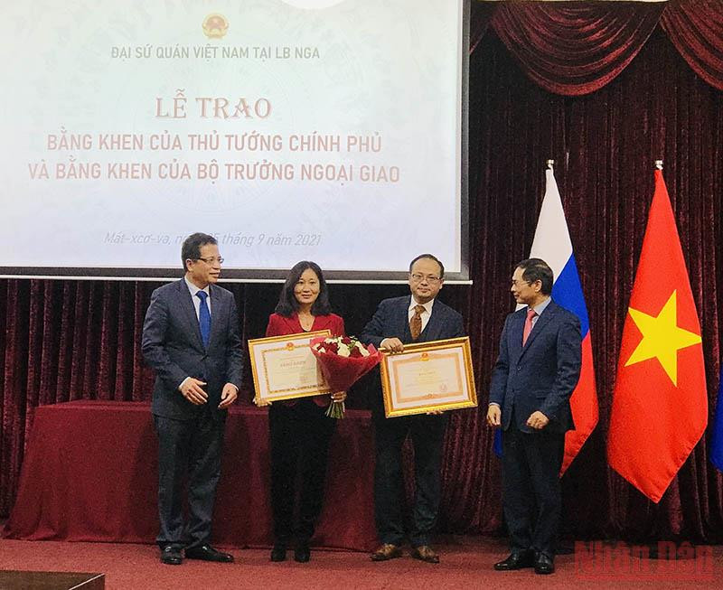 Ông Đỗ Xuân Hoàng, cùng phu nhân, vinh dự nhận hai bằng khen của Thủ tướng Chính phủ và Bộ trưởng Ngoại giao. (Ảnh: QUẾ ANH) a4 (1).jpg -0