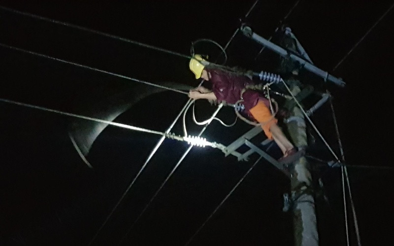 Công nhân Điện lực Quảng Bình khắc phục sự cố lưới điện xuyên đêm. A3_CONG_NHAN_DIEN_LUC_QUANG_BINH-1605520347617.jpg
