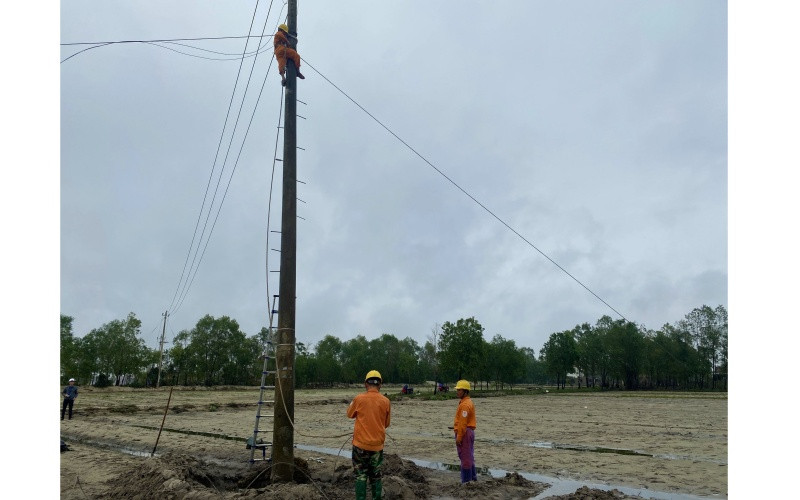 Công ty Điện lực Quảng Bình phấn đấu cấp điện trở lại cho toàn bộ người dân trong đêm nay. A4_CONG_TY_DIEN_LUC_QUANG_BINH_P-1605520347111.jpg