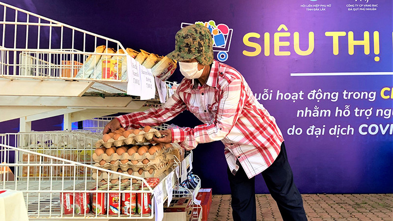 Một người nghèo chọn trứng gà tại Siêu thị mi ni không đồng.