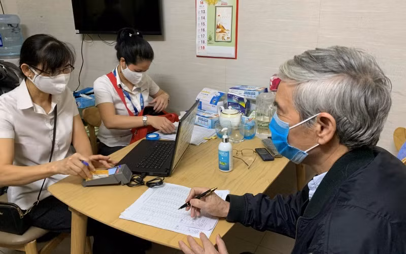 Chi trả lương hưu trực tiếp tại nhà cho cán bộ hưu trí tại TP Hà Nội. (Năm 2020)