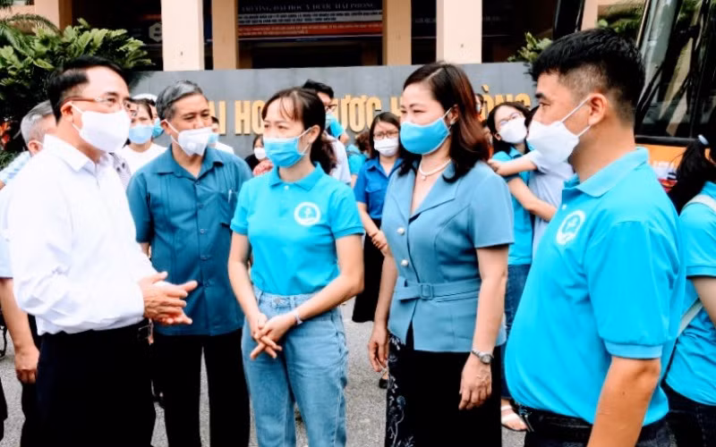 Lãnh đạo TP Hải Phòng gặp mặt các thành viên trong đoàn công tác lên đường chi viện cho TP Hồ Chí Minh.