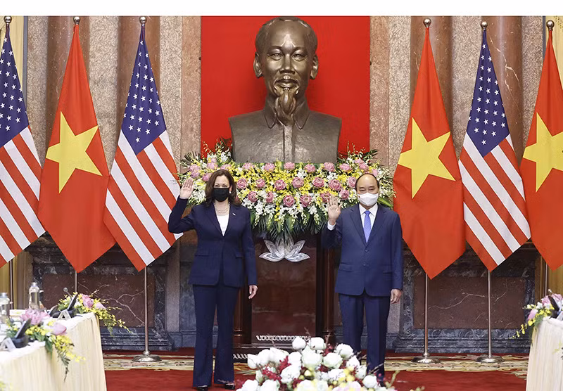 Chủ tịch nước Nguyễn Xuân Phúc và Phó Tổng thống Hoa Kỳ Kamala Harris tại buổi tiếp. (Ảnh: TTXVN)