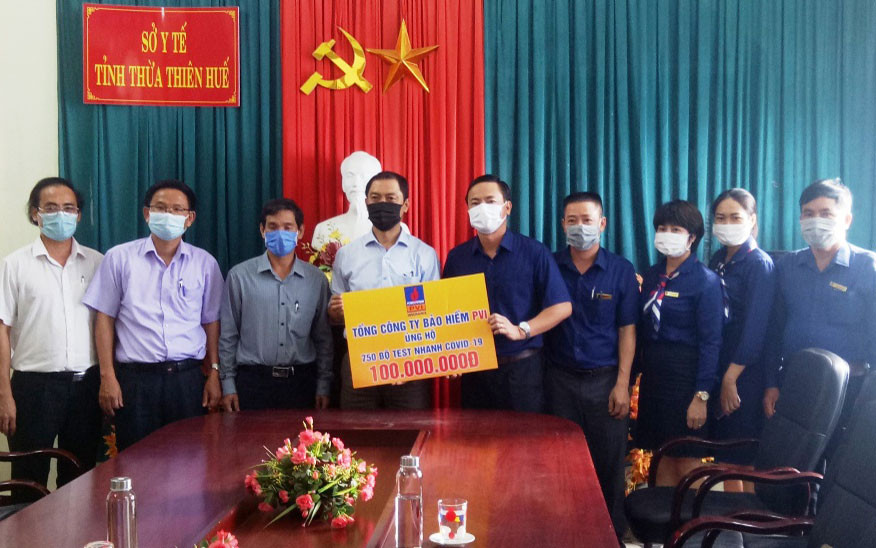 Đại diện Tổng Công ty Bảo hiểm PVI khu vực miền trung - Tây Nguyên và Công ty Bảo hiểm PVI Huế ủng hộ Quỹ phòng, chống dịch Covid-19. Nhiều tập thể, cá nhân tiếp tục ủng hộ Quỹ Vaccine phòng chống Covid-19 -0