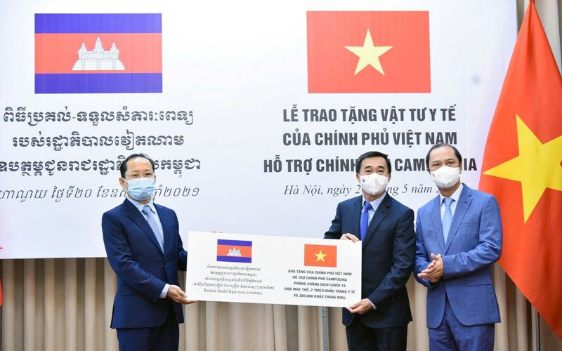 Việt Nam hỗ trợ Campuchia vật tư y tế ứng phó dịch Covid-19. Ảnh BỘ NGOẠI GIAO