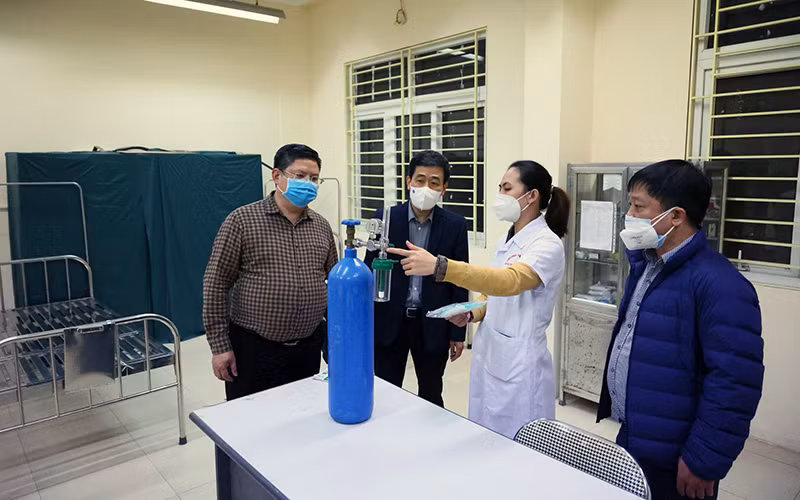 Ðoàn kiểm tra của quận Hoàn Kiếm rà soát vật tư, nhu yếu phẩm phục vụ công tác điều trị F0 tại Trạm y tế lưu động ở số 9 phố Hai Bà Trưng, phường Tràng Tiền. Ảnh: BẢO TRUNG 