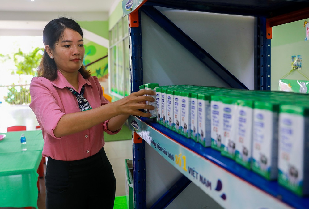 Sản phẩm SHĐ ở giai đoạn học kỳ 2, công ty Vinamilk tuân thủ một cách nghiêm ngặt theo các tiêu chuẩn quy định tại Thông tư 31 do Bộ Y tế ban hành. 4-1594039382507.jpg