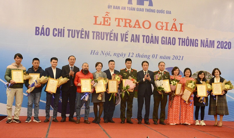 Trao 35 giải thưởng “Báo chí tuyên truyền về an toàn giao thông” năm 2020 ảnh 1 Trao 35 giải thưởng “Báo chí tuyên truyền về an toàn giao thông” năm 2020 -0