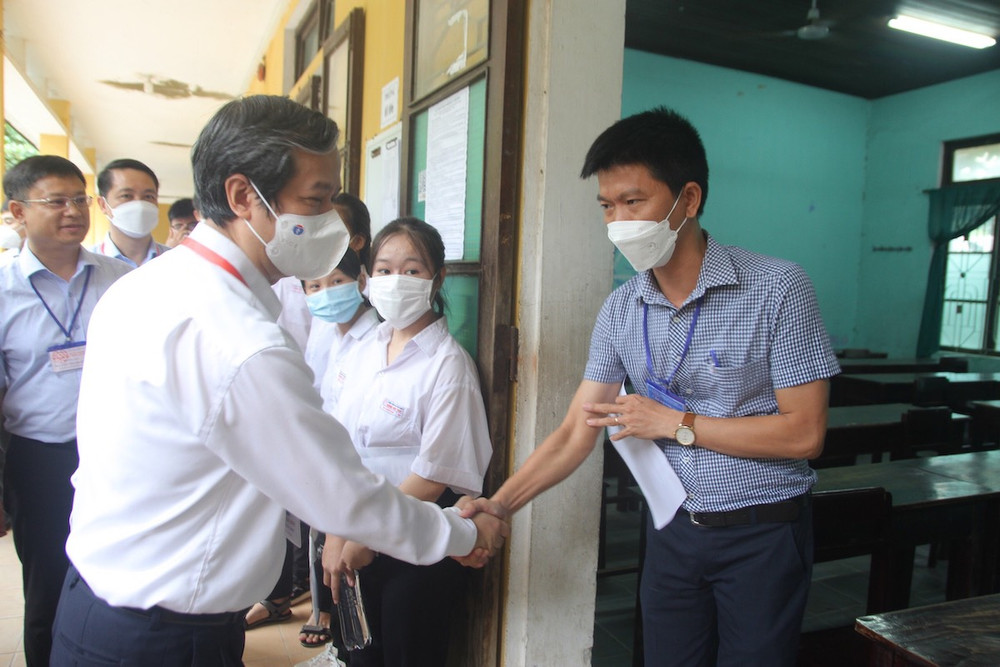Bộ trưởng Nguyễn Kim Sơn đến khu vực phòng thi, động viên cán bộ coi thi. Bộ trưởng Nguyễn Kim Sơn động viên thí sinh trong buổi thi đầu -0