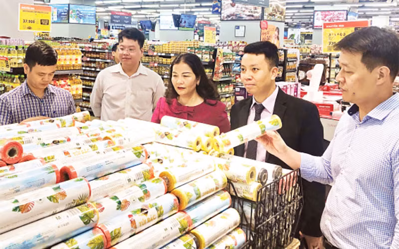 Kiểm tra việc kinh doanh sản phẩm túi ni-lông tự hủy sinh học tại siêu thị Vinmart Times City.