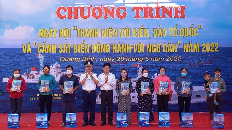 Các đại biểu tặng quà cho gia đình ngư dân có hoàn cảnh khó khăn. 