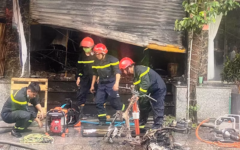 Kịp thời giải cứu ba người mắc kẹt trong quán game bốc cháy -0