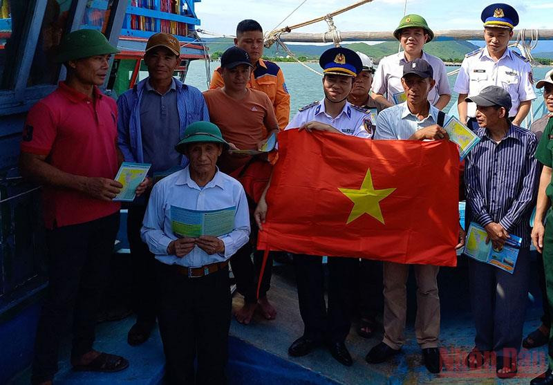 Cảnh sát biển Việt Nam tặng cờ Tổ quốc cho ngư dân. Tổ chức Chương trình “Cảnh sát biển đồng hành với ngư dân” tại Quảng Bình -0