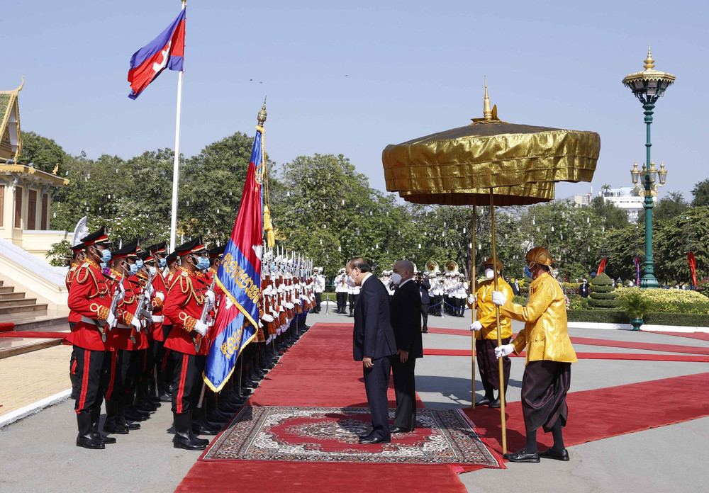 Sáng 21/12, tại Cung điện Hoàng gia ở Thủ đô Phnom Penh, Quốc vương Norodom Sihamoni chủ trì Lễ đón trọng thể Chủ tịch nước Nguyễn Xuân Phúc cùng Đoàn đại biểu cấp cao Việt Nam thăm cấp Nhà nước Vương quốc Campuchia. (Ảnh: TTXVN) Hoàng gia Campuchia tổ chức trọng thể Lễ đón Chủ tịch nước -0